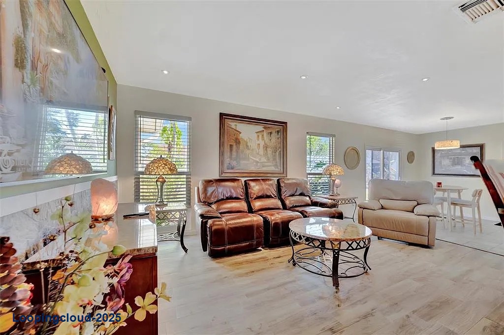 Beautiful decorative Single Family home