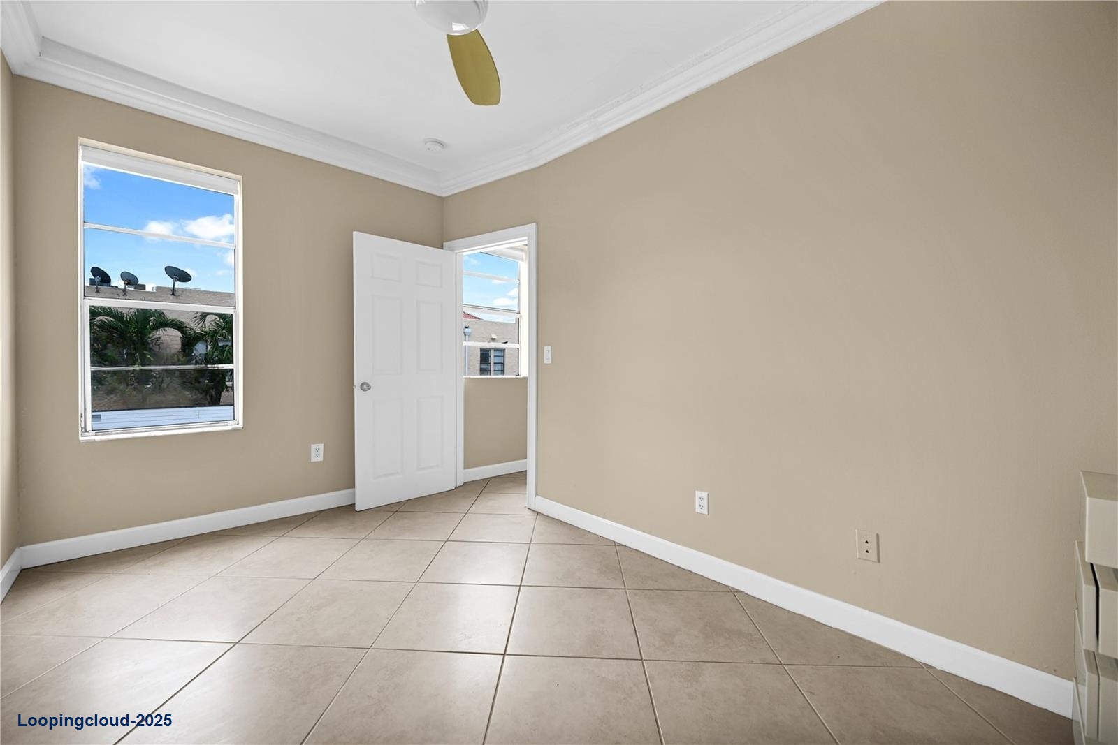 1559 Michigan Ave # 303