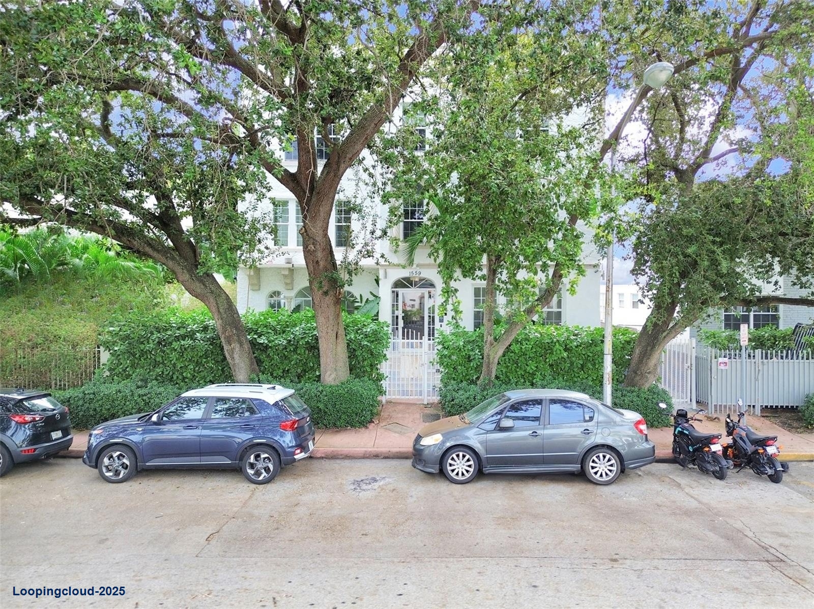 1559 Michigan Ave # 303