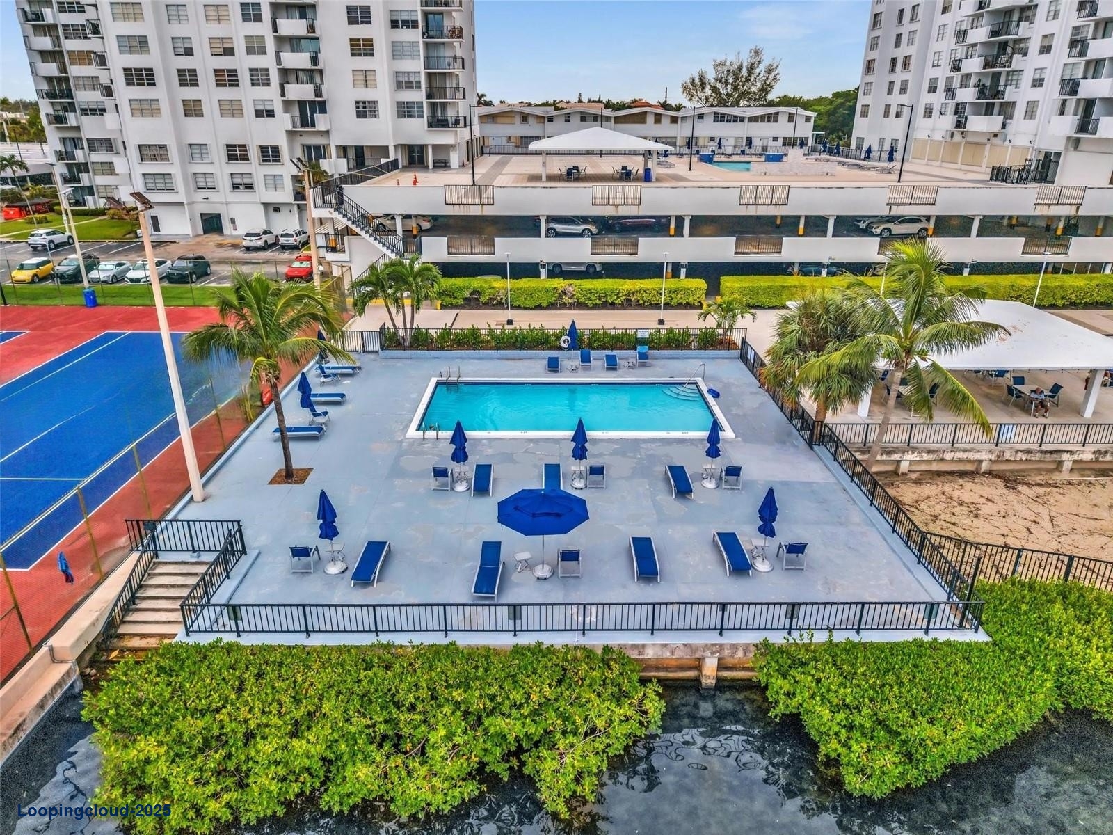 Stylish 1-Bedroom Retreat with Den/Home Office & Breathtaking Views