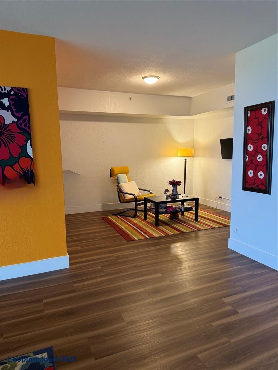 Spacious Penthouse Retreat with Roman Tub & Resort Amenities