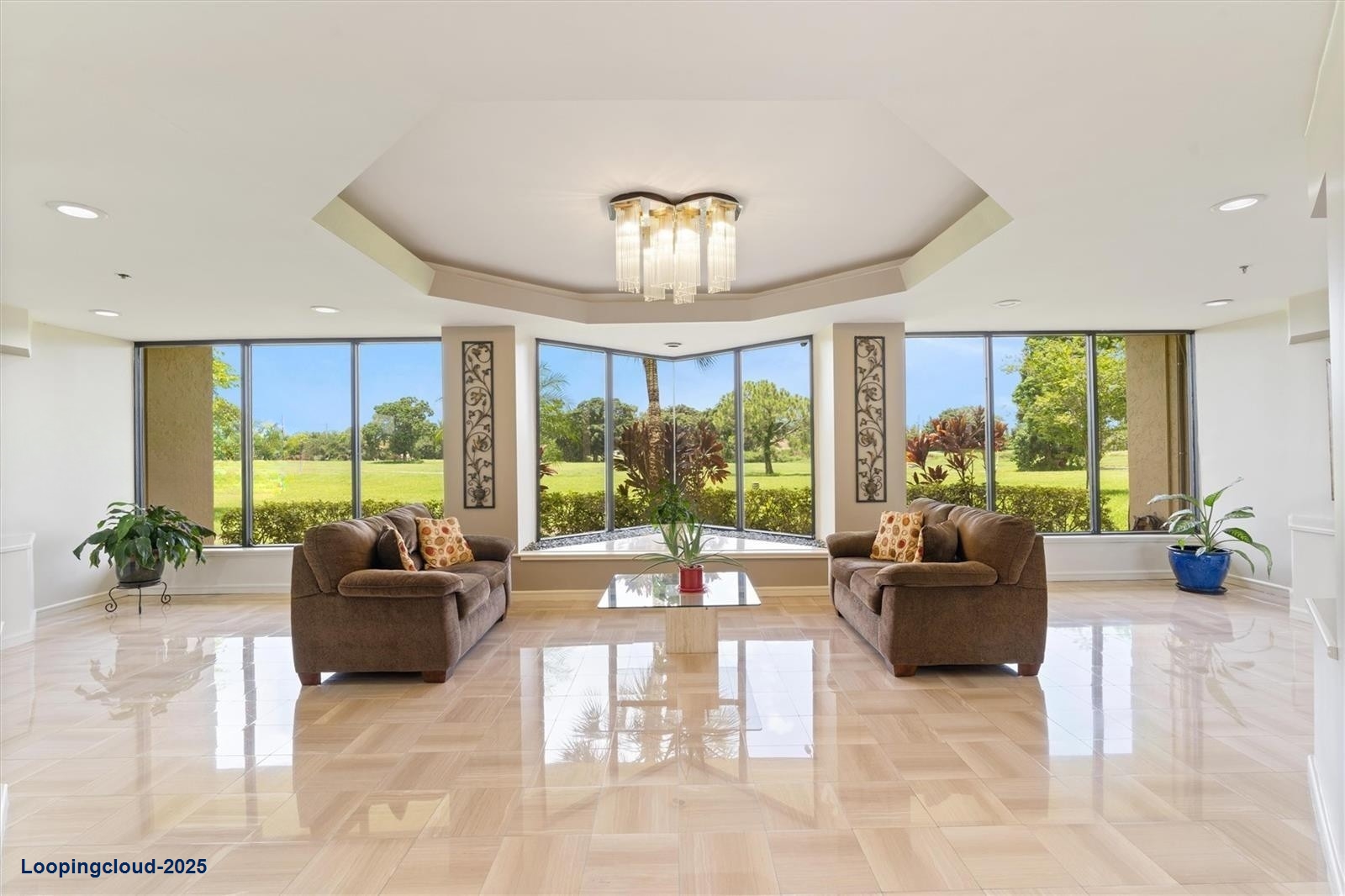 Spacious Penthouse Retreat with Roman Tub & Resort Amenities