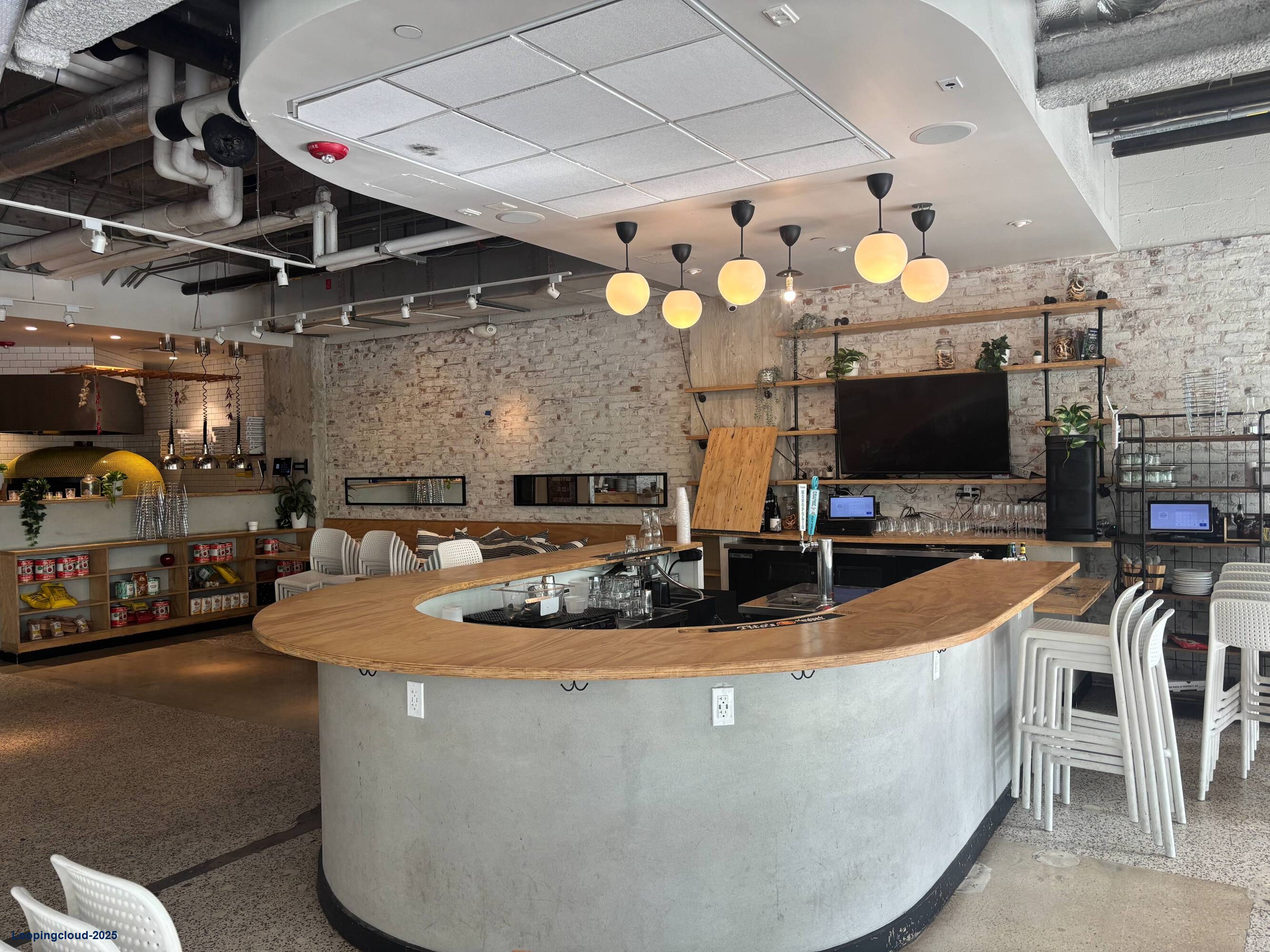 TURN- KEY RESTAURANT IN MIAMI BEACH WITH HIGH VISIBILITY