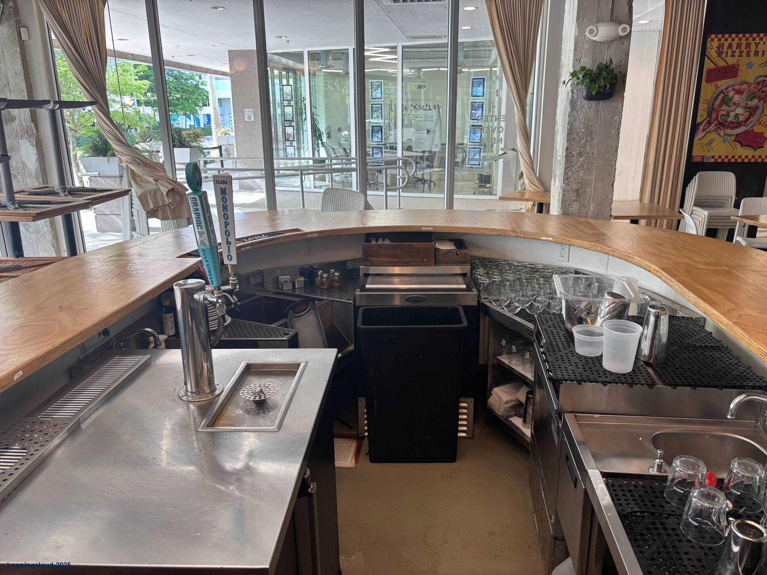 TURN- KEY RESTAURANT IN MIAMI BEACH WITH HIGH VISIBILITY