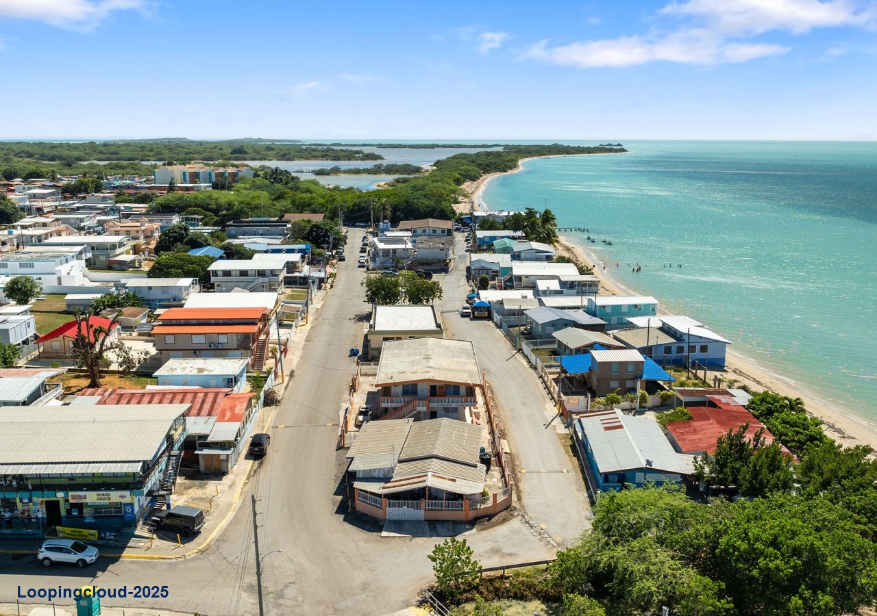 58423,  A 10-Unit Steps to the beach Gem in Combate Beach