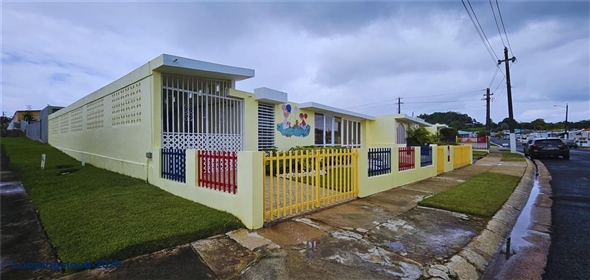 CALLE 8 URB COVADONGA IN3 Toa Baja Puerto Rico, 00949 | Versatile Commercial/Institutional Space in Accessible Residential Area