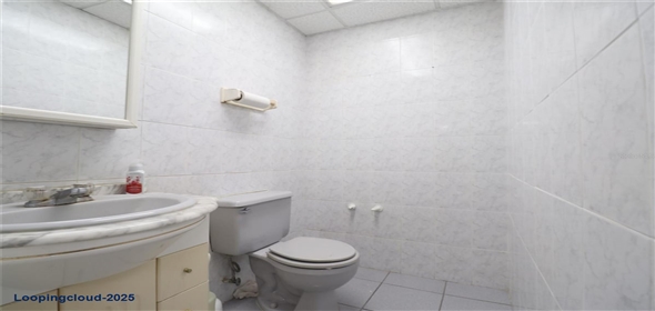 201 Ave. Gautier Benitez CONSOLIDATED MEDICAL PLAZA SUITE 306 Caguas Puerto Rico, 00725 | Spacious and Comfortable Corner Commercial Office