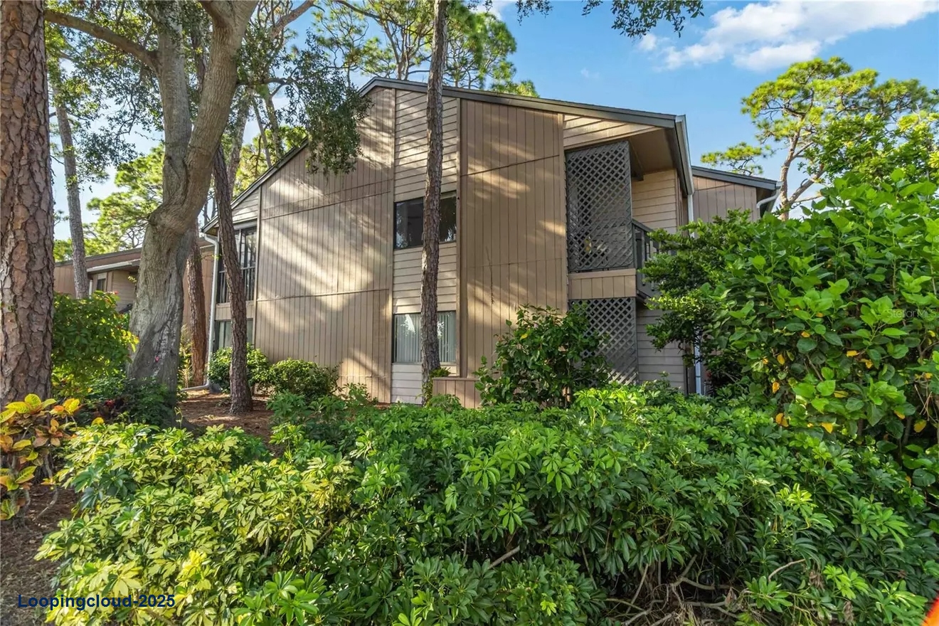 1720 GLENHOUSE DR #325 Sarasota
