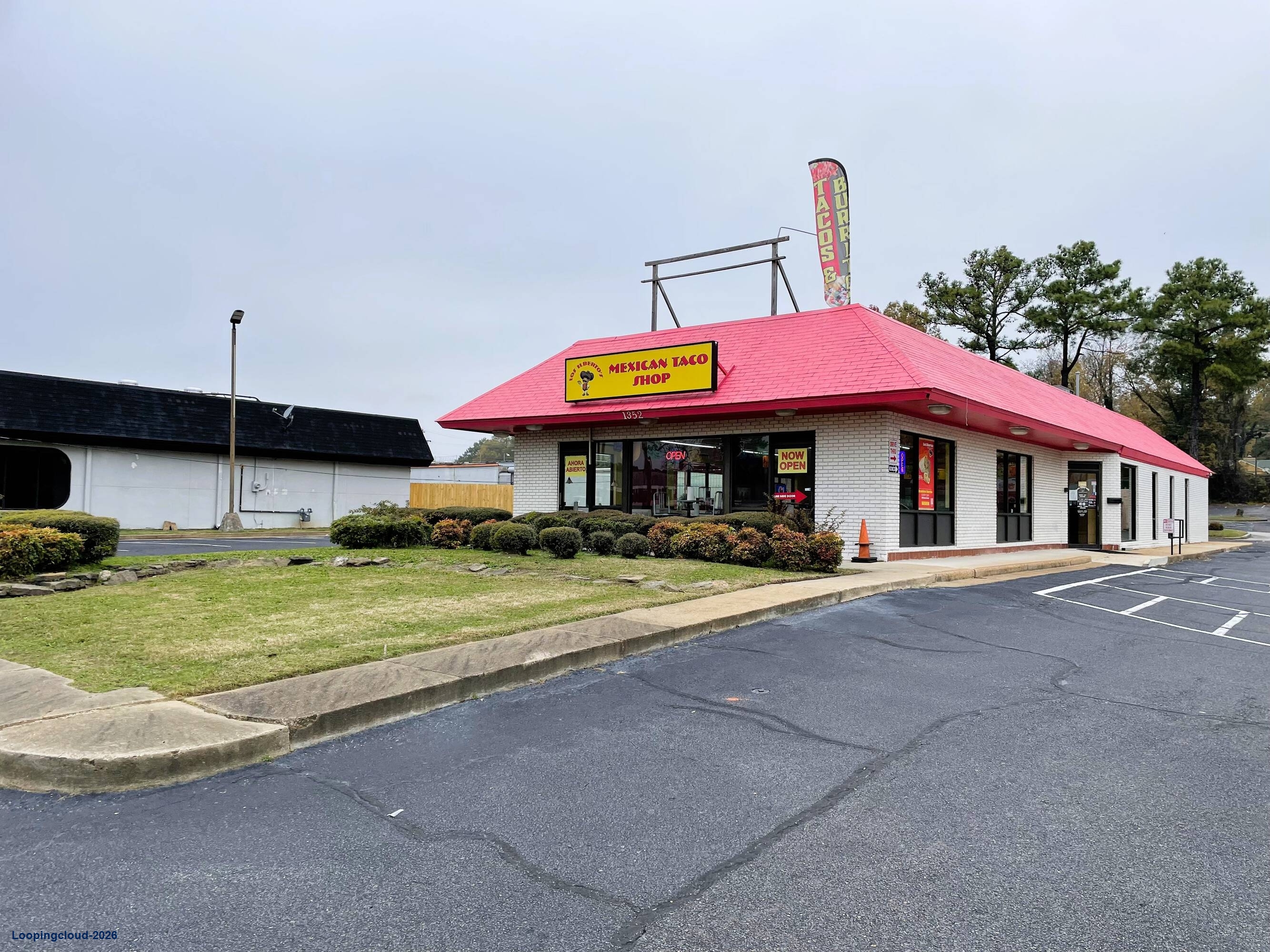 Freestanding Restaurant Opportunity with Drive-Thru | 1352 E Shelby Dr, Memphis