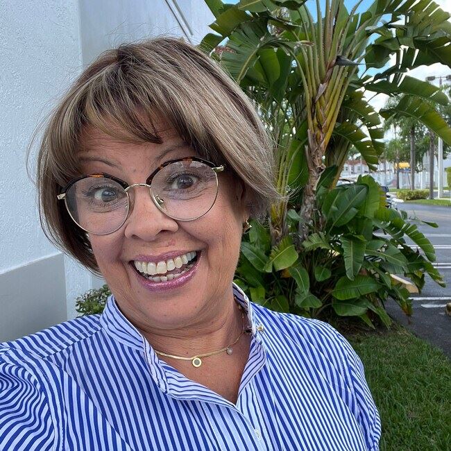 Lourdes De Sousa - Broker/Agent  | loopingcloud.com